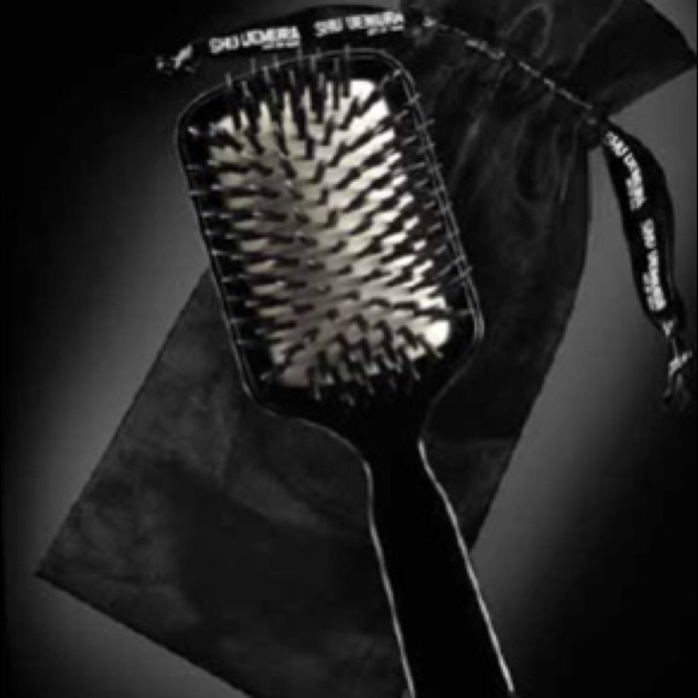 SHU UEMURA LIMITED TRAVEL SMOOTHING PADDLE BRUSH